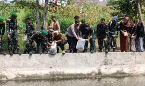 Jembatan Garuda Beroperasi, Koramil Sananwetan Hijaukan Kali Karplos dan Sebar Benih Ikan