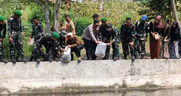 Jembatan Garuda Beroperasi, Koramil Sananwetan Hijaukan Kali Karplos dan Sebar Benih Ikan Jembatan Garuda Beroperasi, Koramil Sananwetan Hijaukan Kali Karplos dan Sebar Benih Ikan