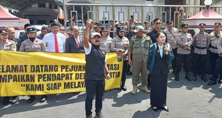 Kekecewaan Memuncak, Insan Olahraga Kota Blitar Tuntut Pencairan Hibah dan Pembukaan Sekretariat Kekecewaan Memuncak, Insan Olahraga Kota Blitar Tuntut Pencairan Hibah dan Pembukaan Sekretariat