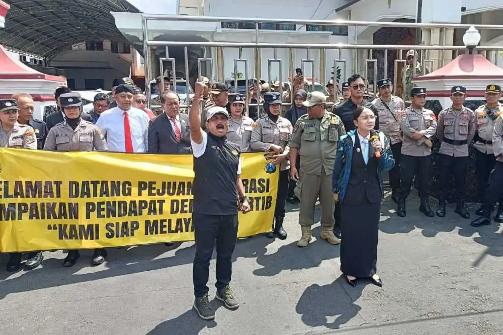 Kekecewaan Memuncak, Insan Olahraga Kota Blitar Tuntut Pencairan Hibah dan Pembukaan Sekretariat Kekecewaan Memuncak, Insan Olahraga Kota Blitar Tuntut Pencairan Hibah dan Pembukaan Sekretariat