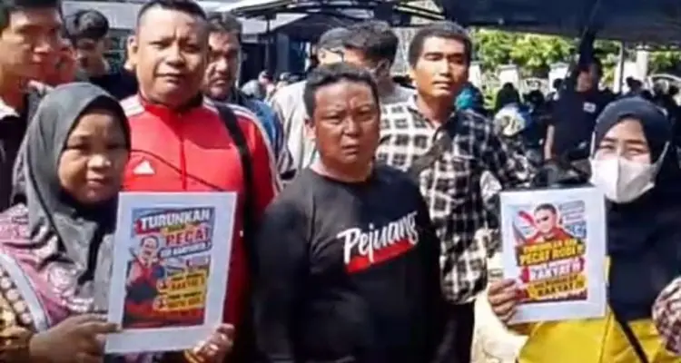 Pasca Pernyataan Dewan Tolak Parkir Alfamart, 25 Jukir Datangi Kantor DPRD Kota Bengkulu Pasca Pernyataan Dewan Tolak Parkir Alfamart, 25 Jukir Datangi Kantor DPRD Kota Bengkulu