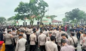 Unjuk Rasa Hari Tani di Bengkulu Ricuh, Polisi Semprot Water Cannon ke Massa Unjuk Rasa Hari Tani di Bengkulu Ricuh, Polisi Semprot Water Cannon ke Massa