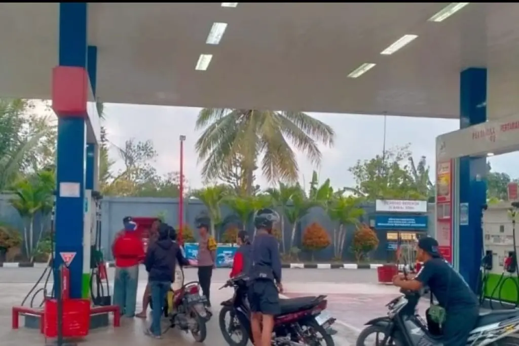 Antisipasi Antrean Panjang, Jajaran Polres Blitar Patroli dan Pantau Stok BBM di SPBU Antisipasi Antrean Panjang, Jajaran Polres Blitar Patroli dan Pantau Stok BBM di SPBU