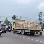 Bahayakan Pengendara, Truk Semen Tanpa Terpal Bebas Melenggang di Tengah Kota Bengkulu Bahayakan Pengendara, Truk Semen Tanpa Terpal Bebas Melenggang di Tengah Kota Bengkulu