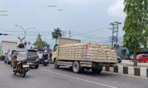Bahayakan Pengendara, Truk Semen Tanpa Terpal Bebas Melenggang di Tengah Kota Bengkulu Bahayakan Pengendara, Truk Semen Tanpa Terpal Bebas Melenggang di Tengah Kota Bengkulu