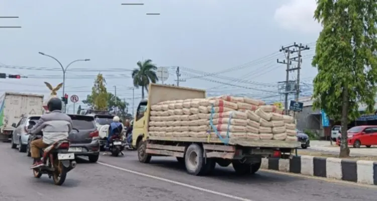 Bahayakan Pengendara, Truk Semen Tanpa Terpal Bebas Melenggang di Tengah Kota Bengkulu Bahayakan Pengendara, Truk Semen Tanpa Terpal Bebas Melenggang di Tengah Kota Bengkulu