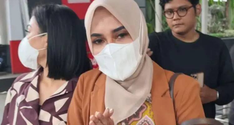Dicecar Soal Rumah dan Mobil Mewah Sitaan KPK, Anggota DPRD Bengkulu Vinna Ledy Bungkam Dicecar Soal Rumah dan Mobil Mewah Sitaan KPK, Anggota DPRD Bengkulu Vinna Ledy Bungkam