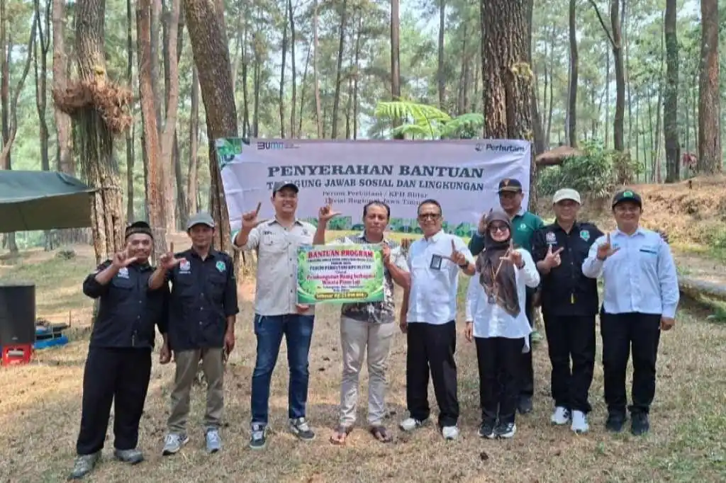 Dukung Pengembangan Wisata Pinus Loji, Perhutani KPH Blitar Salurkan Bantuan TJSL Rp25 Juta Dukung Pengembangan Wisata Pinus Loji, Perhutani KPH Blitar Salurkan Bantuan TJSL Rp25 Juta