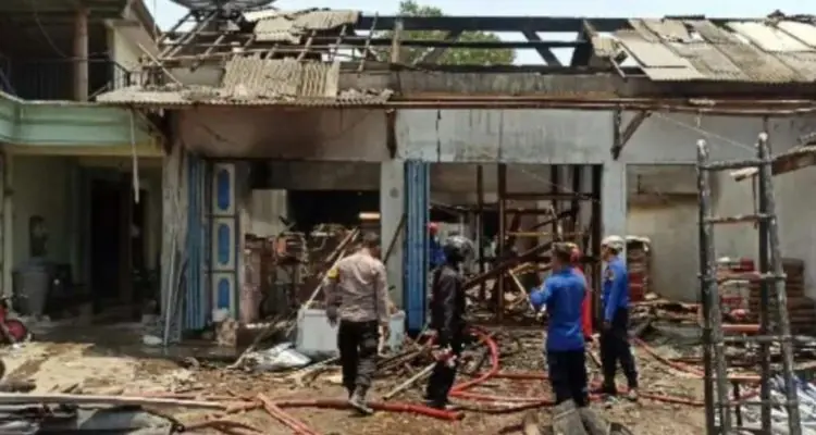 Gudang Toko Bangunan 999 di Blitar Terbakar, Kerugian Capai Rp500 Juta Gudang Toko Bangunan 999 di Blitar Terbakar, Kerugian Capai Rp500 Juta