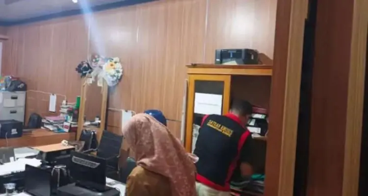 Kejari Bengkulu Utara Geledah Kantor DPRD, Laptop Sempat Dilarikan Cepat Dikejar Jaksa Kejari Bengkulu Utara Geledah Kantor DPRD, Laptop Sempat Dilarikan Cepat Dikejar Jaksa
