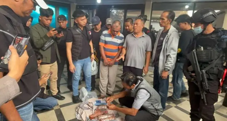 Kerahkan 600 Personel di Kampung Jeruk, Bandar Lolos, Panen Alat Hisap dan Mesin Dingdong Kerahkan 600 Personel di Kampung Jeruk, Bandar Lolos, Panen Alat Hisap dan Mesin Dingdong