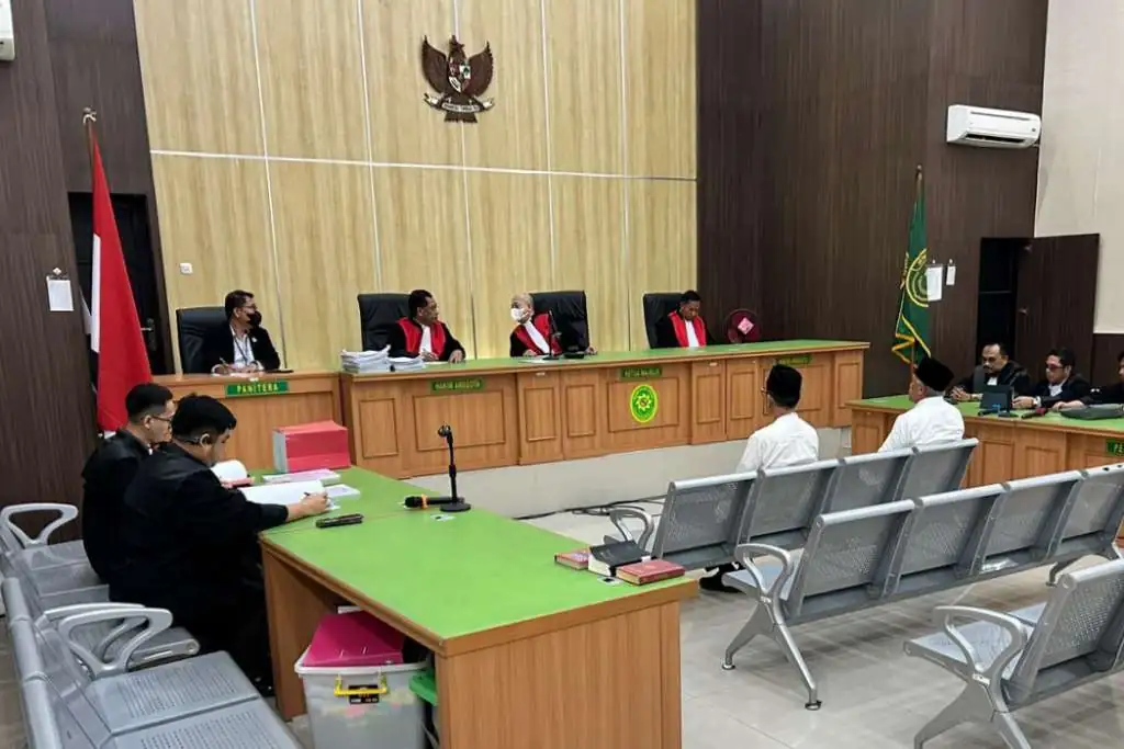 Keterangan Berbelit-belit, Imron Rosyadi Dituntut 4,5 Tahun Penjara dan Denda Rp1 Miliar Keterangan Berbelit-belit, Imron Rosyadi Dituntut 4,5 Tahun Penjara dan Denda Rp1 Miliar