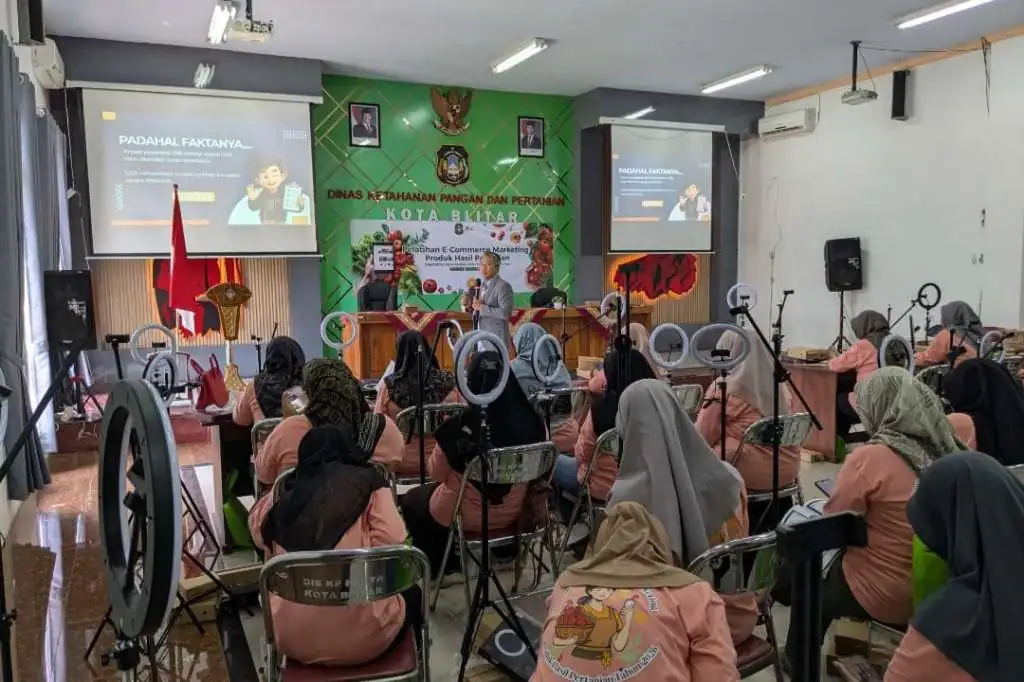 Manfaatkan Dana DBHCHT, DKPP Kota Blitar Latih 30 Anggota KWT Pemasaran Digital dan Produksi Konten Manfaatkan Dana DBHCHT, DKPP Kota Blitar Latih 30 Anggota KWT Pemasaran Digital dan Produksi Konten