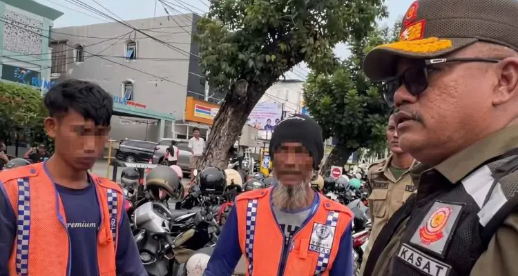 Parkir di Depan RS Tiara Sella Bikin Ulah Lagi, Empat Jukir Diamankan Satpol PP Parkir di Depan RS Tiara Sella Bikin Ulah Lagi, Empat Jukir Diamankan Satpol PP