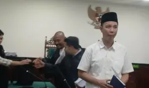 Sambil Menangis Bacakan Pledoi, Mantan Bupati Rejang Lebong Minta Keringanan Hukuman