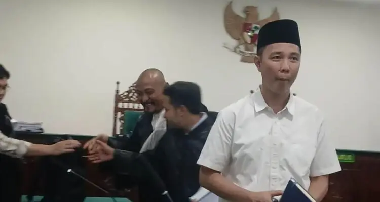 Sambil Menangis, Mantan Bupati Rejang Lebong Minta Keringanan Hukuman Sambil Menangis Bacakan Pledoi, Mantan Bupati Rejang Lebong Minta Keringanan Hukuman