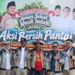 Semarakkan HUT Prabowo, Ratusan Kader Gerindra Bersihkan Sampah di Pantai Tambakrejo