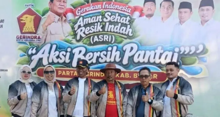 Semarakkan HUT Prabowo, Ratusan Kader Gerindra Bersihkan Sampah di Pantai Tambakrejo