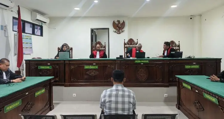 Terdakwa Minyakita Oplosan Divonis Lepas karena 'Cuma Karyawan' Terdakwa Minyakita Oplosan Divonis Lepas karena 'Cuma Karyawan'