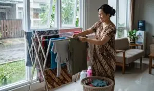 Trik Menghilangkan Bau Apek Pakaian Saat Musim Hujan Tanpa Mesin Pengering