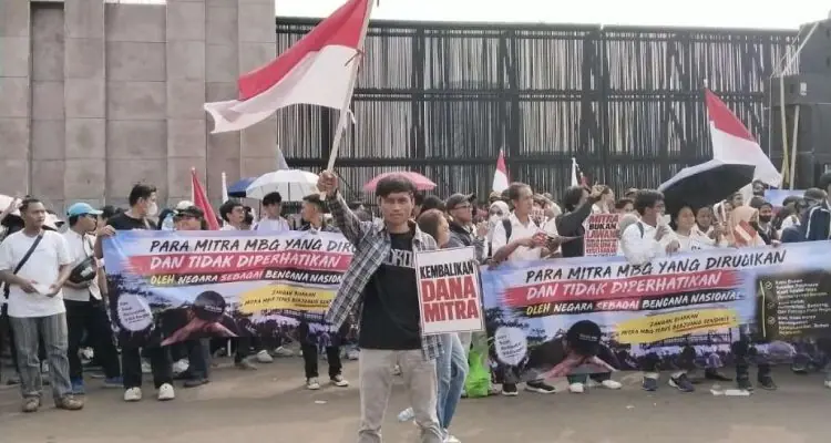 Tuntut Kepastian Dapur dan Modal, Mitra SPPG Demo di Gedung DPR RI