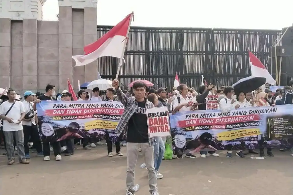 Tuntut Kepastian Dapur dan Modal, Mitra SPPG Demo di Gedung DPR RI
