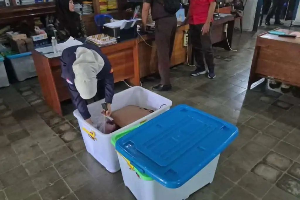 Usut Korupsi Perumda Tirta Ratu Samban, Jaksa Sita Deposito Rp500 Juta dan Ratusan Dokumen Usut Korupsi Perumda Tirta Ratu Samban, Jaksa Sita Deposito Rp500 Juta dan Ratusan Dokumen